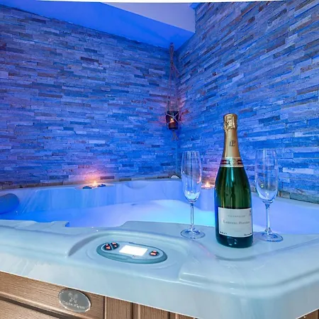 Romantique Sauna Et Jacuzzi 2*