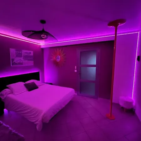 Romantique Sauna Et Jacuzzi 情趣酒店 2*