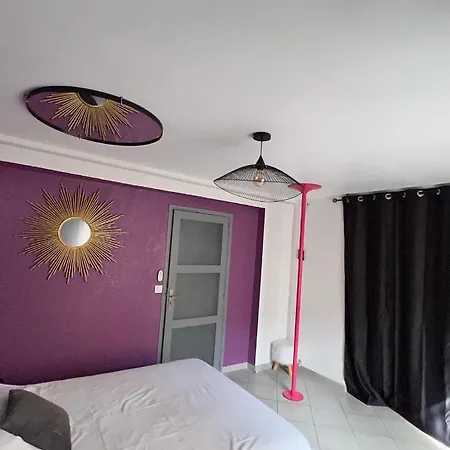 Romantique Sauna Et Jacuzzi 情趣酒店 2*